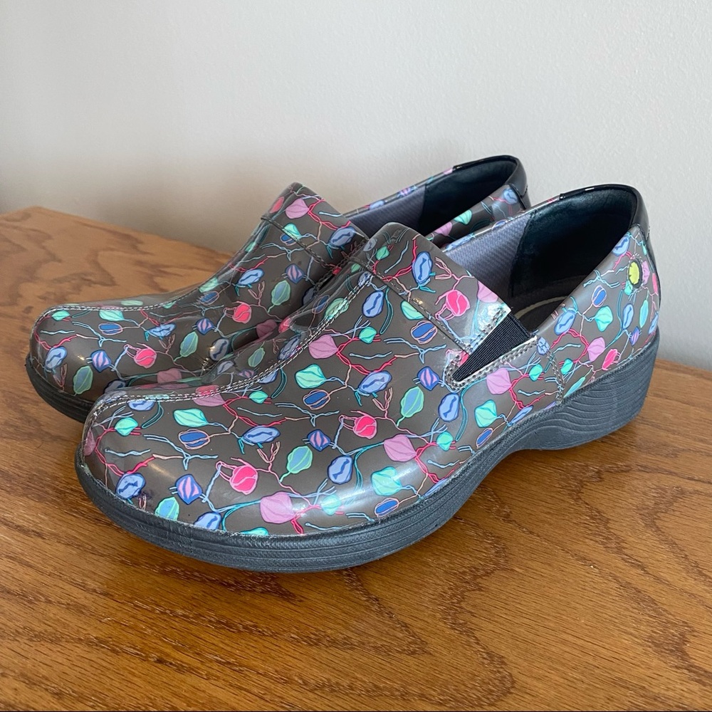 Work Wonders by Dansko Coral Vine Pattern Slip Resistant Clogs Size EU 39